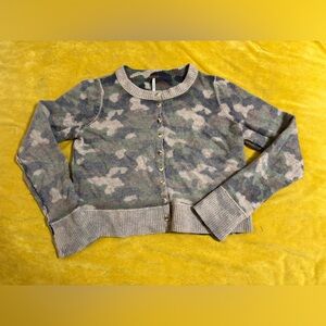 Free People Camouflage Button-Up Cropped sweater! Size medium